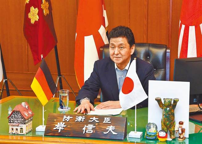 日本防衛大臣岸信夫稱，「當前日本安保環境愈加嚴峻，日本沒有時間猶豫」。（圖片摘自岸信夫推特）