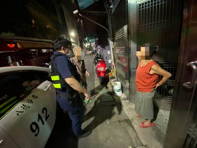 桃园市八德警分局派出所员警6日晚间执行巡逻勤务时，接获里长报案说辖内有名老翁疑似迷路，赶紧到场处理。（桃园市八德警分局提供／陈梦茹桃园传真）