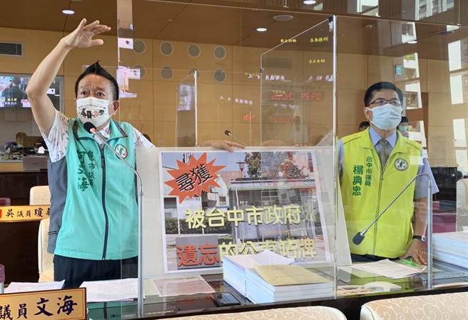 市议员何文海今天质询说，他寻获被台中市政府遗忘的公车站牌。（陈世宗摄）