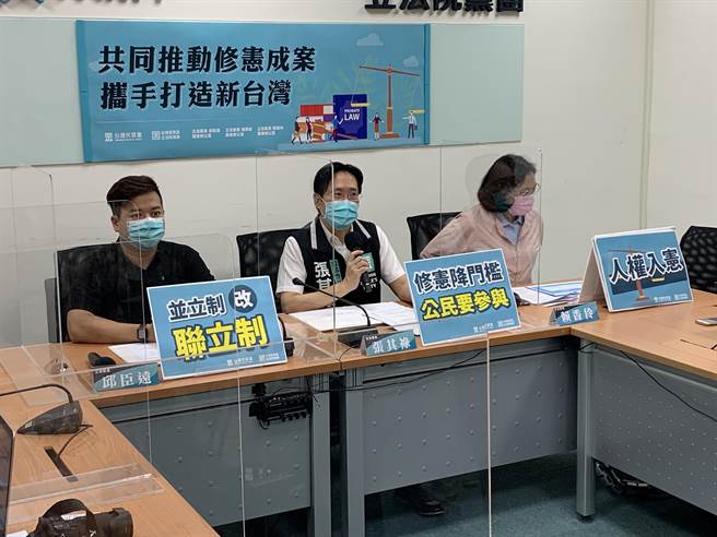 民眾党立法院党团今再提出废考监、人权入宪、修宪降门槛与公民提案、并立制改联立制等四大修宪主张。（林缙明摄）