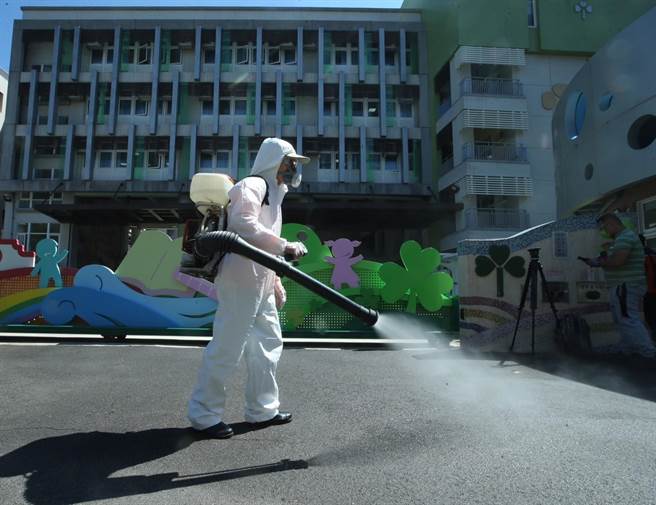 新北市板桥区某国小附幼一名学童染疫，该校停课三天， 7日上午全校消毒，杜绝疫情扩散。（陈怡诚摄）