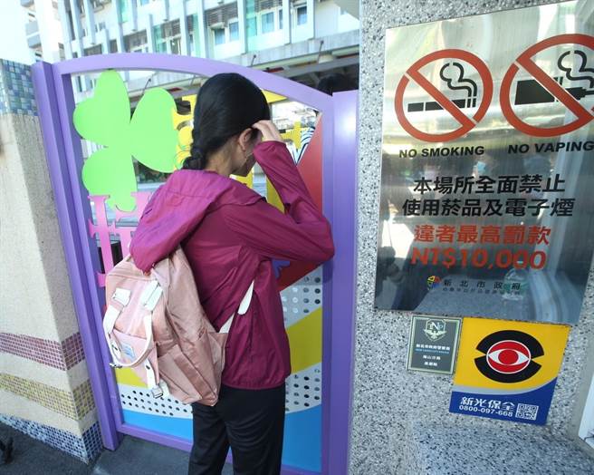 新北市板桥区某国小附幼一名学童染疫，该校停课三天， 7日上午全校消毒，杜绝疫情扩散。（陈怡诚摄）