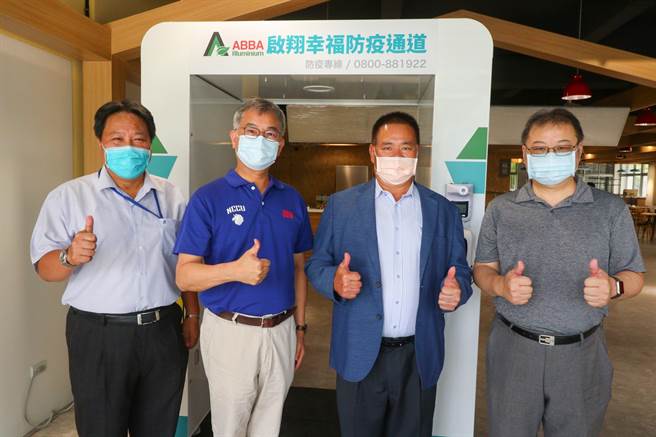 启翔轻金属科技捐给政大「幸福防疫门」一座，由左至右：启翔轻金属总经理何基州、政大副校长王文杰、启翔轻金属董事长陈百钦、政大总务长张其恒。（政大提供／林志成台北传真）