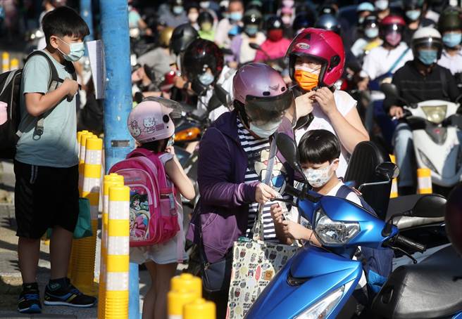 幼儿园群聚扩大，爸妈是七八年级生，刚好是疫苗孤儿；图为示意图，非当事人。（范扬光摄）