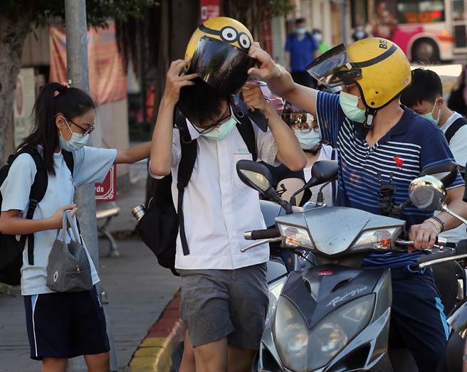 家长送学生上课。（范扬光摄）