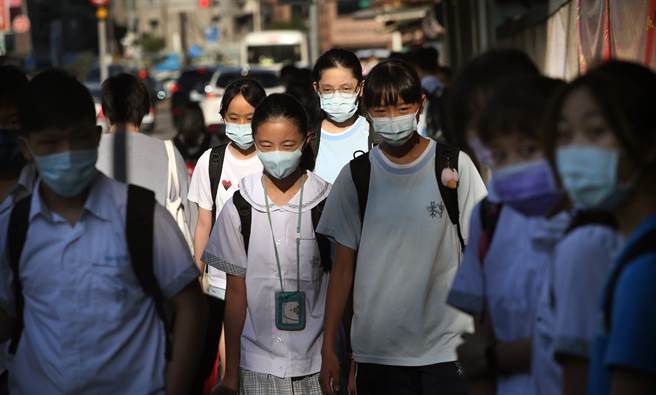 将优先为12至17岁的学生族群造册接种，教育部表示，学生疫苗假以3天为原则，不会列入出缺勤纪录，在1处国中校门口前，许多民眾7日一早就赶着送学生上课。（范扬光摄）