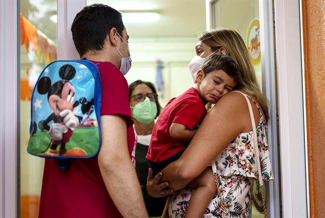 美国CDC研究显示，由于Delta变异株肆虐，今年夏天美国儿童及青少年住院率暴增，其中未打疫苗的人，住院率是已打疫苗者的10倍。（资料照／美联社）