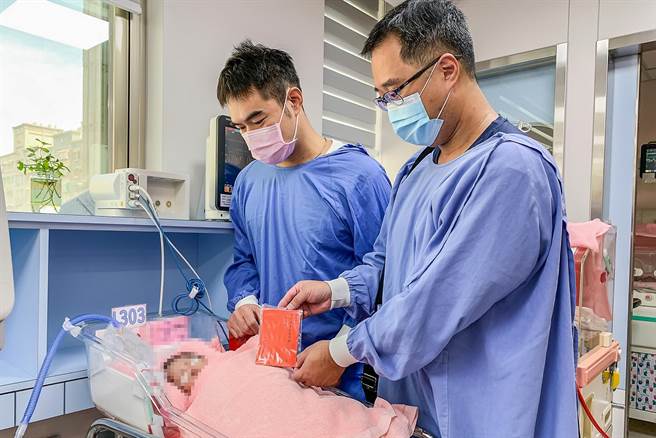 新竹县消防局消防队员抢救早产女婴「朵朵」，相约一起当乾爹送红包。（东元医院提 供／罗浚滨新竹 传真） 