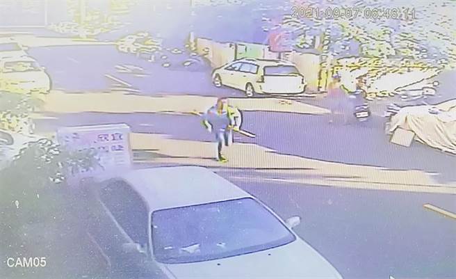 劉男與紀男因債務糾紛，繼而互相毆打，雙方從大里區長春路78巷內開打，隨後劉男脫身狂奔。（民眾提供／黃國峰台中傳真）