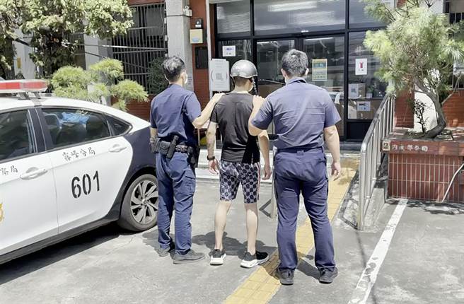 劉男與紀男因債務糾紛，繼而互相毆打，中市警局霧峰分局成功派出所員警，獲報到場處理，發現20歲的紀姓男子為彰化地檢署通緝的通緝犯，依法將他逮捕歸案。（民眾提供／黃國峰台中傳真）