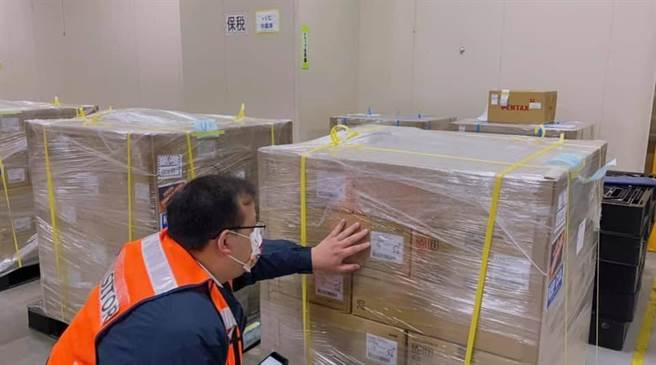 駐日代表謝長廷透露日本捐贈給台灣的第4批AZ疫苗，有64000劑。(取自謝長廷臉書)