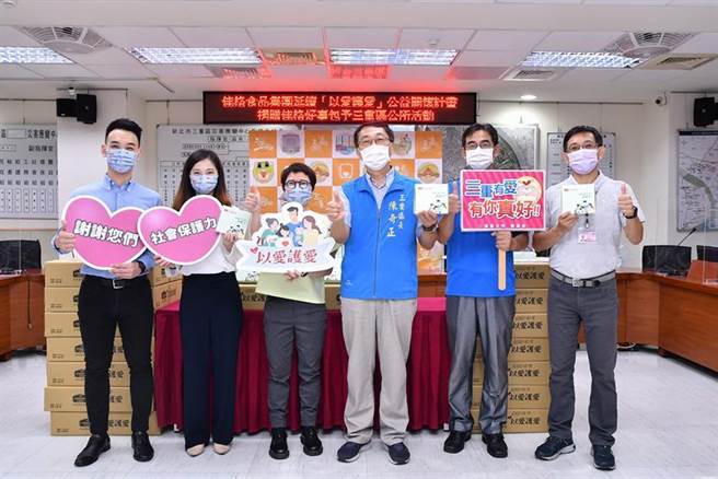 佳格食品與三重區公所合作，提供三萬份好事包捐贈給三重區的疫苗接種站，為近日來往來奔波的民眾加油打氣。（圖／佳格提供）