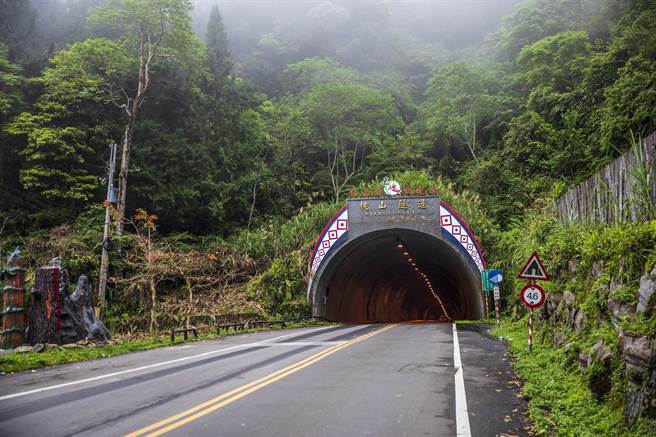 新竹县五峰乡桃山隧道前最易发生土石坍塌的县道122线43.5k路段，县府将执行截弯取直工程。（罗浚滨摄）