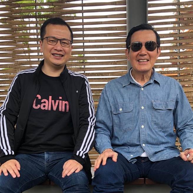 羅智強(左)今和馬英九(右)一起爬仙跡岩。(取自羅智強臉書)