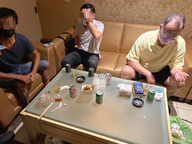 台南市中西区一家卡拉OK违反防疫规定，暗中营业遭警方查获。(读者提供／曹婷婷台南传真)