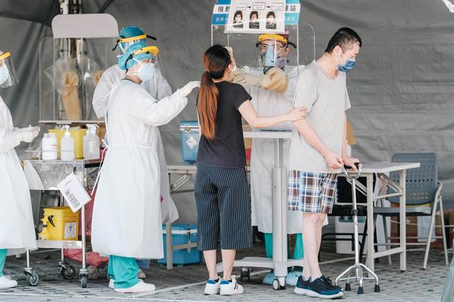 因應機師確診及新北幼兒園群聚，政府傳送110萬則細胞簡訊，提醒民眾與確診者有重疊足跡，三重篩檢站7日出現大批民眾前來快篩。(郭吉銓攝)