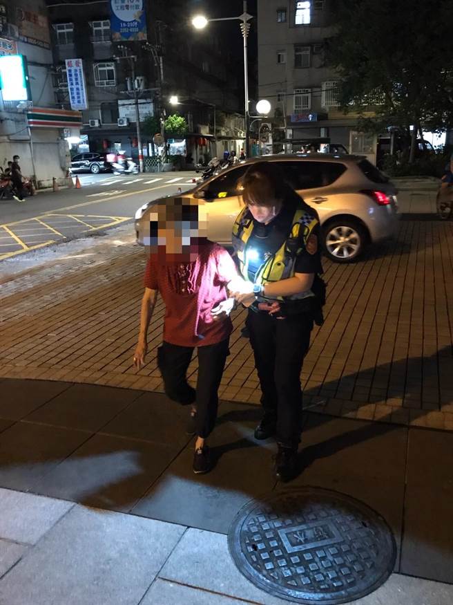 新北市海山警分局警员协助7旬失智妇返家。（海山警分局提供）
