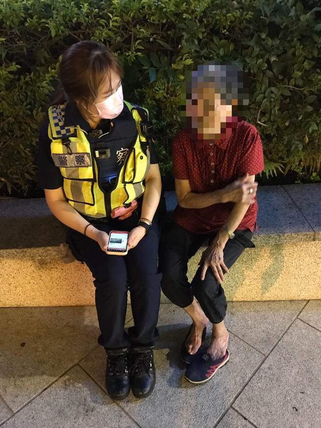 新北市海山警分局警员协助7旬失智妇返家。（海山警分局提供）