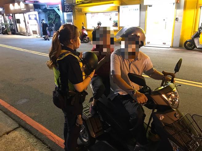 新北市海山警分局警员协助7旬失智妇返家。（海山警分局提供）