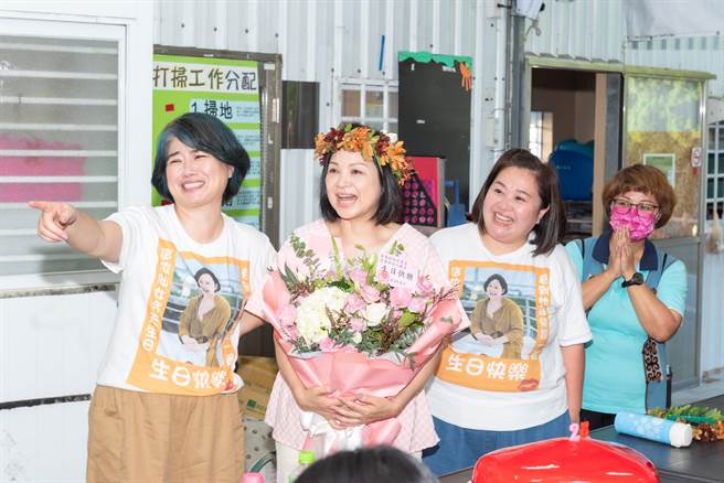 杨贵媚（中）昨生日，穿特制T的闺蜜严艺文（左）、锺欣凌与工作人员替她惊喜庆生。（桂田文化艺术基金会提供）