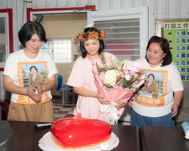 制作团队暖心献上精致爱心型蛋糕，替杨贵媚庆生。（桂田文化艺术基金会提供）