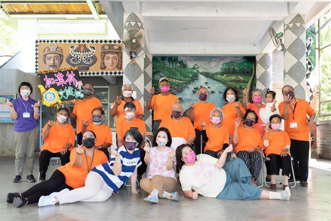 严艺文（前左起）、杨贵媚、锺欣凌今（7日）跟着当地居民一起跳健康早操。桂田文化艺术基金会提供）