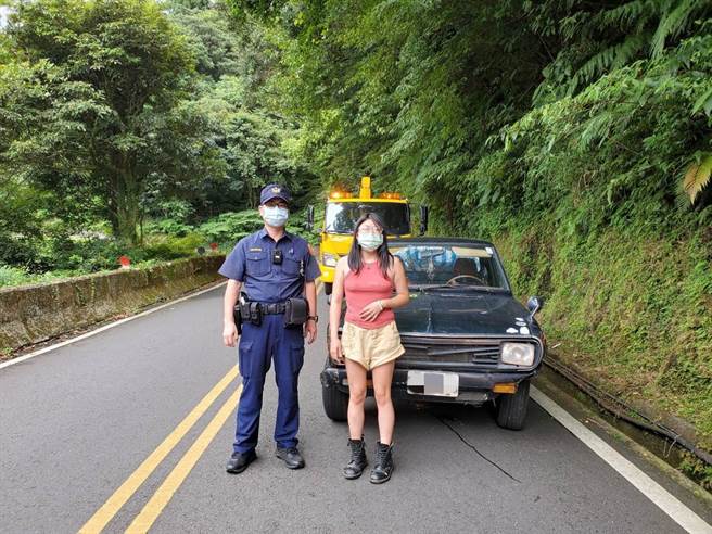 居住淡水從事街頭藝人販賣手工藝品的周女，獨自駕車上陽明山欣賞風景散心，回程期間因不熟山區路況，在彎道處不慎闖入對向車道撞擊山壁卡山溝，因為旁邊就是于右任公墓，農曆七月期間獨自一人會害怕，只好報警求助。（淡水警提供／戴上容新北傳真）