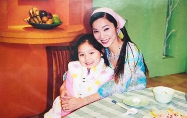 陳美鳳懷中抱的小女生正是梁佑南的女兒方琦。（圖／IG@ hahai1210）