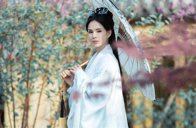 李若彤被封为「最美小龙女」。(翻摄自李若彤微博)