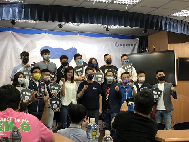 国民党青年部今邀请战斗蓝发起人赵少康、革命实践研究院长罗智强、国民党立委洪孟楷和台北市议员锺沛君与12位战斗蓝青年，召开「为战斗蓝青年点讚」记者会。（赵婉淳摄）