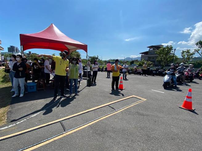 新北市金山區公所體貼金山及萬里地區居民，今（7日）再度與台北市區監理所基隆監理站攜手辦理機車在地考照。（金山區公所提供）