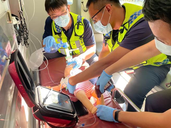 花莲县消防局救护技术员须具照护儿科病患的知识与能力，重视儿童病患医疗照护的品质。（花莲县消防局提供／罗亦晽花莲传真）