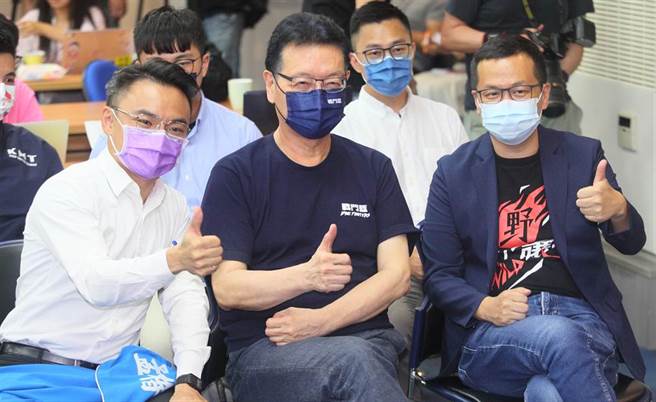 国民党青年部7日召开「为战斗蓝青年点讚」记者会，邀请立委洪孟楷（左起）、战斗蓝发起人赵少康与革命实践研究院院长罗智强等人出席，赵表示，基层民眾都对国民党有很高的期待，但往往却欲振乏力，讲也讲不过、打也打不过，自从他一呼百诺，即获得基层强烈反应。（张铠乙摄）