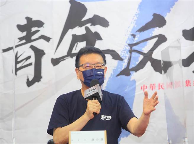 国民党日前举行党主席选举电视政见发表会，对于朱立伦、江启臣所发表的两岸政见，中广董事长赵少康（如图）7日出席国民党青年部「为战斗蓝青年点讚」记者会时表示，朱、江两人说法四平八稳，基本上就是延续前总统马英九的政策，他并强调，谈论两岸政策在国民党很困难，毕竟现在国内外反中意识高涨，国民党应该在亲中与反中之间，要找到第三条路。（张铠乙摄）