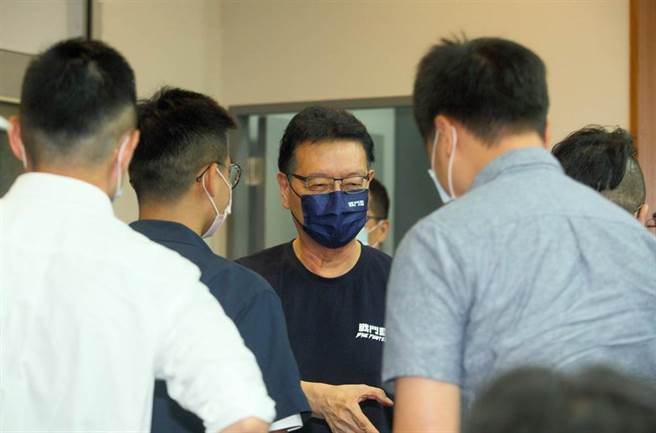 国民党青年部7日召开「为战斗蓝青年点讚」记者会，邀请战斗蓝发起人赵少康（中）等人出席，并与在场青年伙伴握手致意，赵指出，年轻人现在加入国民党会很有机会，因为现在蔡政府吃乾抹尽，位子都被分完了，国民党反而有无穷的潜力，国民党应该替青年创造机会。（张铠乙摄）