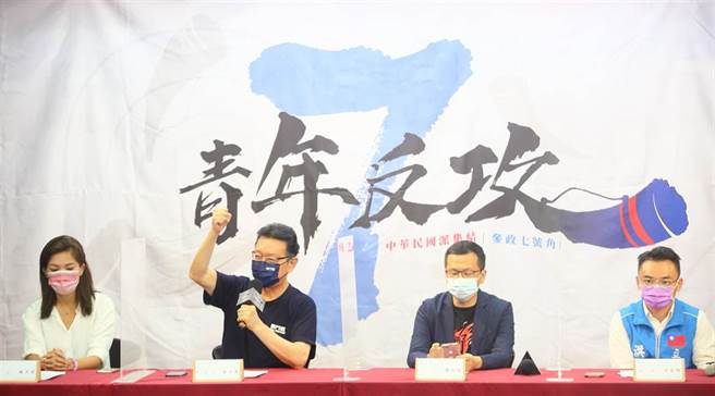 国民党青年部7日召开「为战斗蓝青年点讚」记者会，邀请文传会副主委锺沛君（左起）、战斗蓝发起人赵少康、革命实践研究院院长罗智强与立委洪孟楷等人出席，赵表示，他要鼓励年轻人参与明年的市议员选举，大家要拿出战斗精神，他就会愿意协助，明年选举只要喊出「我是战斗蓝」，就一定会当选，而且他也将有辅选年轻人的计划。（张铠乙摄）