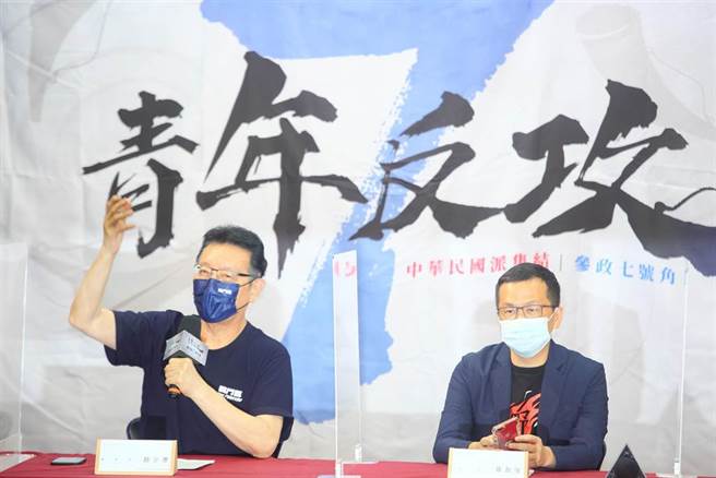 国民党青年部7日召开「为战斗蓝青年点讚」记者会，邀请战斗蓝发起人赵少康（左）与革命实践研究院院长罗智强（右）等人出席，赵鼓励年轻人现在加入国民党会很有机会，因为现在蔡政府吃乾抹尽，位子都被分完了，国民党反而有无穷的潜力，国民党应该替青年创造机会。（张铠乙摄）