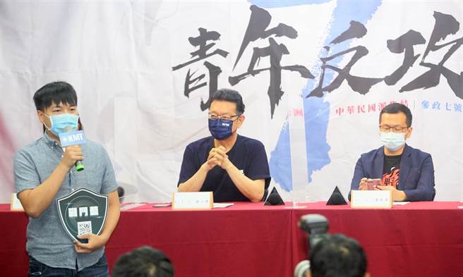 国民党青年部7日召开「为战斗蓝青年点讚」记者会，邀请战斗蓝发起人赵少康（中）与革命实践研究院院长罗智强（右）出席，并介绍在场青年伙伴罗智强办公室主任杨植斗（左）等人，赵指出，年轻人现在加入国民党会很有机会，因为现在蔡政府吃乾抹尽，位子都被分完了，国民党反而有无穷的潜力，国民党应该替青年创造机会。（张铠乙摄）