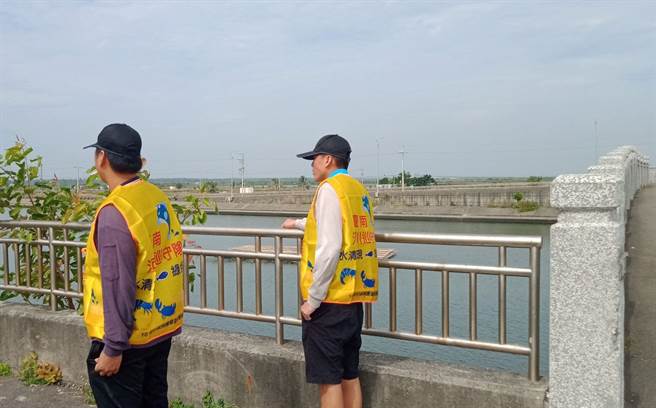 市府结合在地协会巡查水域违规行为。（台南市政府农业局提供／张毓翎台南传真）