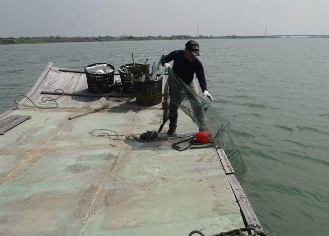 市府取缔扣留违规蜈蚣网具。（台南市政府农业局提供／张毓翎台南传真）