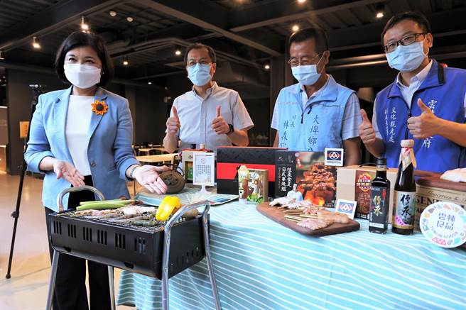 雲林縣宣布同住家人可烤肉，縣府推出「良品烤肉組合」迎中秋。（張朝欣攝）
