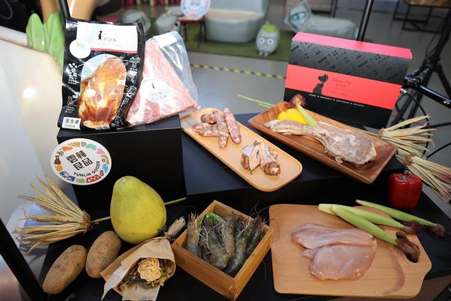 雲林縣宣布同住家人可烤肉，縣府推出「良品烤肉組合」迎中秋。（張朝欣攝）