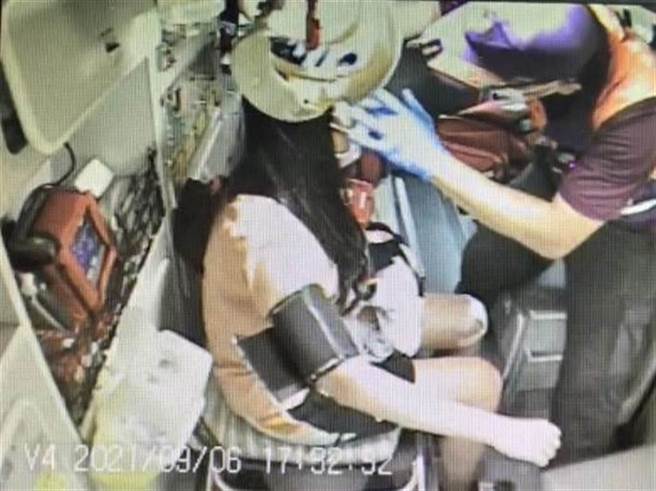 桃园市寿山高中3年级郑姓女学生6日傍晚搭校车返家途中，因校车安全门突然开启，遭甩出车外，消防员获报送医急救。(翻摄照片／蔡依珍桃园传真)
