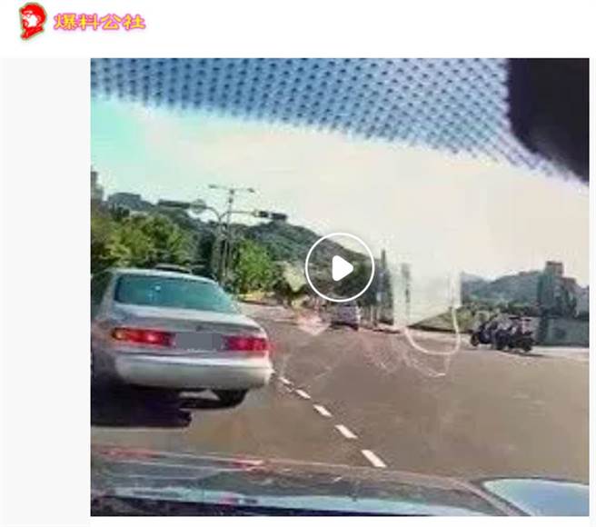 车祸影片被转贴到社团《爆料公社》。（截自《爆料公社》）