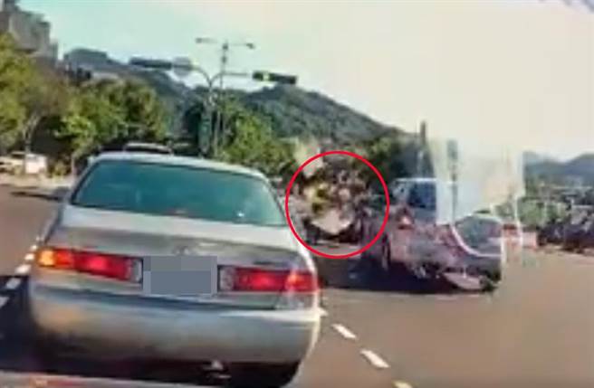 左转机车遭直行轿车撞上。（截自《爆怨公社》影片）