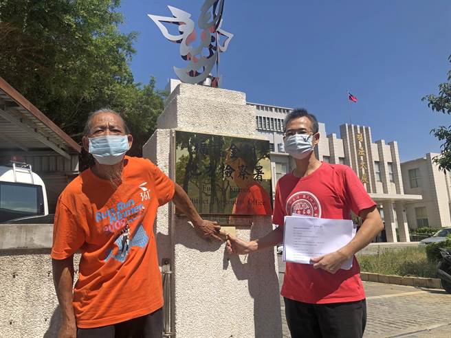 洪志恒（右）陪同戴姓民眾赴地检署按铃申告，强调要循司法途径讨回公道。（李金生摄）