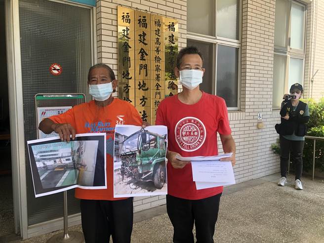 洪志恒（右) 强调，他在走访地方听取基层心声，为县长选举热身时，也会以其专业法律素养，协助乡亲解决各种疑难杂症。（李金生摄）