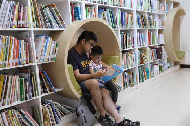 台中市立圖書館每年舉辦「閱讀起步走」活動，推廣親子共讀。（台中市文化局提供／陳淑芬台中傳真）