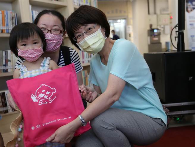 「閱讀起步走」活動準備1萬2千份閱讀禮袋，內容物豐富，民眾參加活動即可免費索取。（台中市文化局提供／陳淑芬台中傳真）