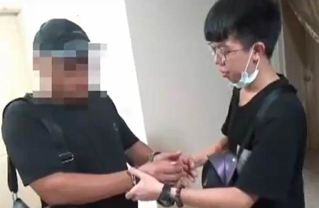 男駕駛白色休旅車突然變換車道，被按喇叭警示，竟搖下車窗亮槍叫囂。(截自影片)